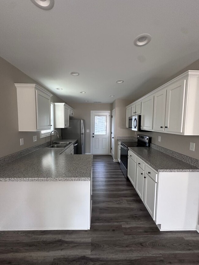 Building Photo - 400 Sanderson Dr