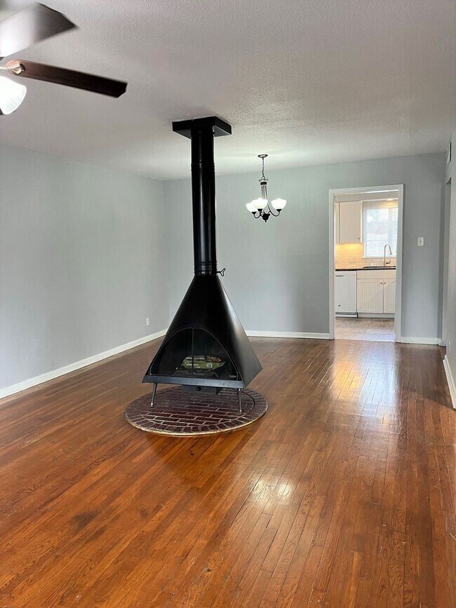 Building Photo - 3 br, 1 bath House - 135 Timberlane
