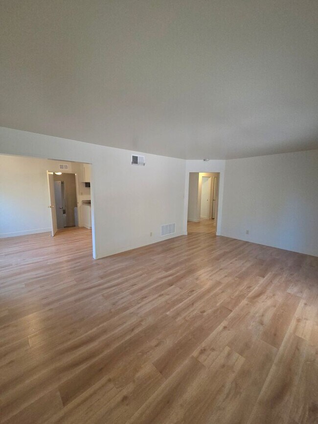 Building Photo - Beautiful 3 bedroom, 2 bath home available now