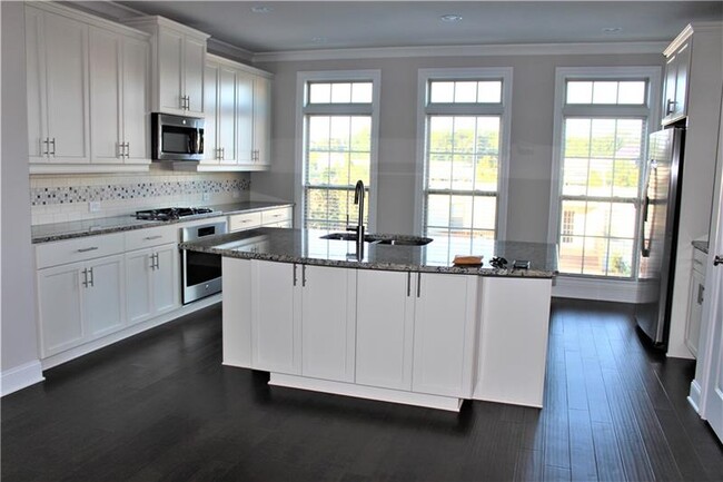 Building Photo - 7817 Laurel Crest Dr