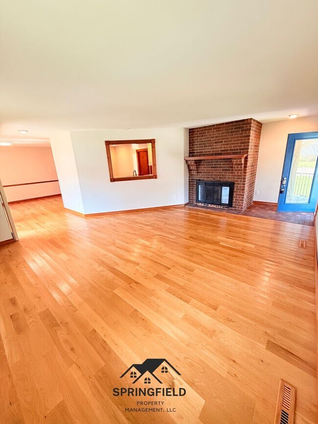 Foto del edificio - Location-Location, 4 BR / 2 Living Areas in SE Springfield w/ An Amazing Out Door Kitchen - Grill...
