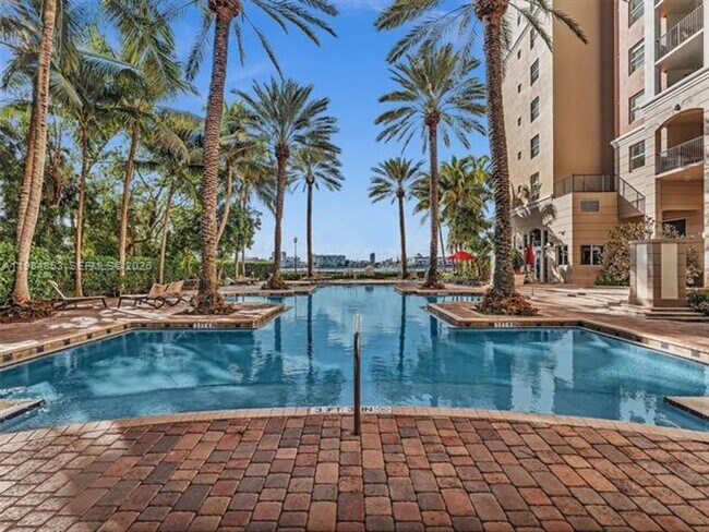 Foto del edificio - 17150 N Bay Rd