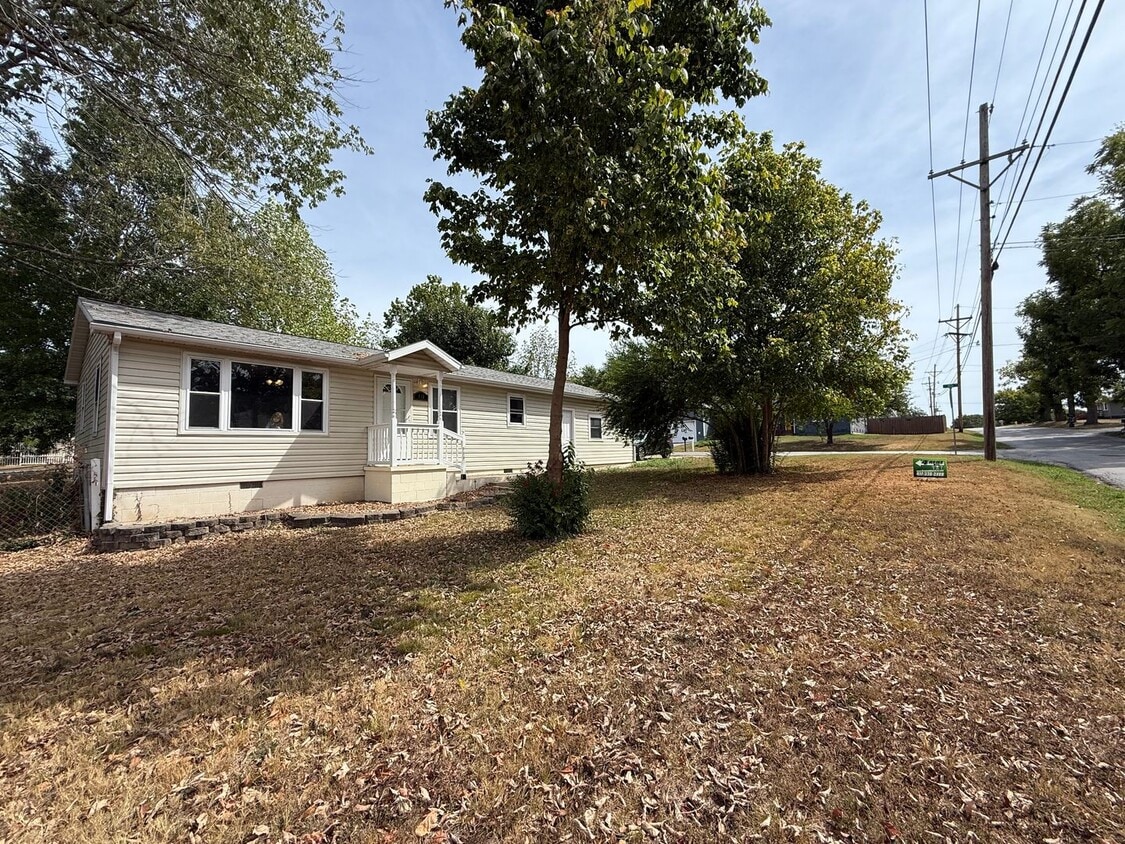 Foto principal - Coming soon 2BR House with fenced in yard