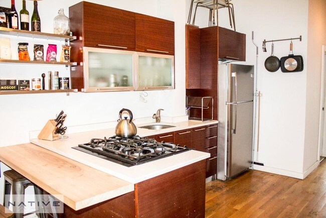 Foto del edificio - 375 Menahan St