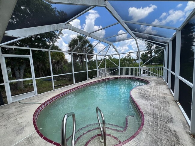 Foto del edificio - ANNUAL, UNFURNISHED * POOL * CANAL ** AVAIL 8/1/26 * 3 BEDS/2 BATHS * $2,095/month