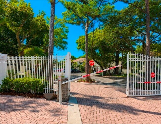 Foto del edificio - 3082 S Oakland Forest Dr