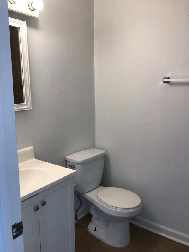 Second bedroom’s full bathroom. - 501 Dallas St