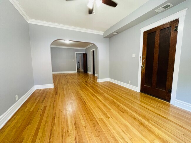 Building Photo - 3330 N Avers Ave