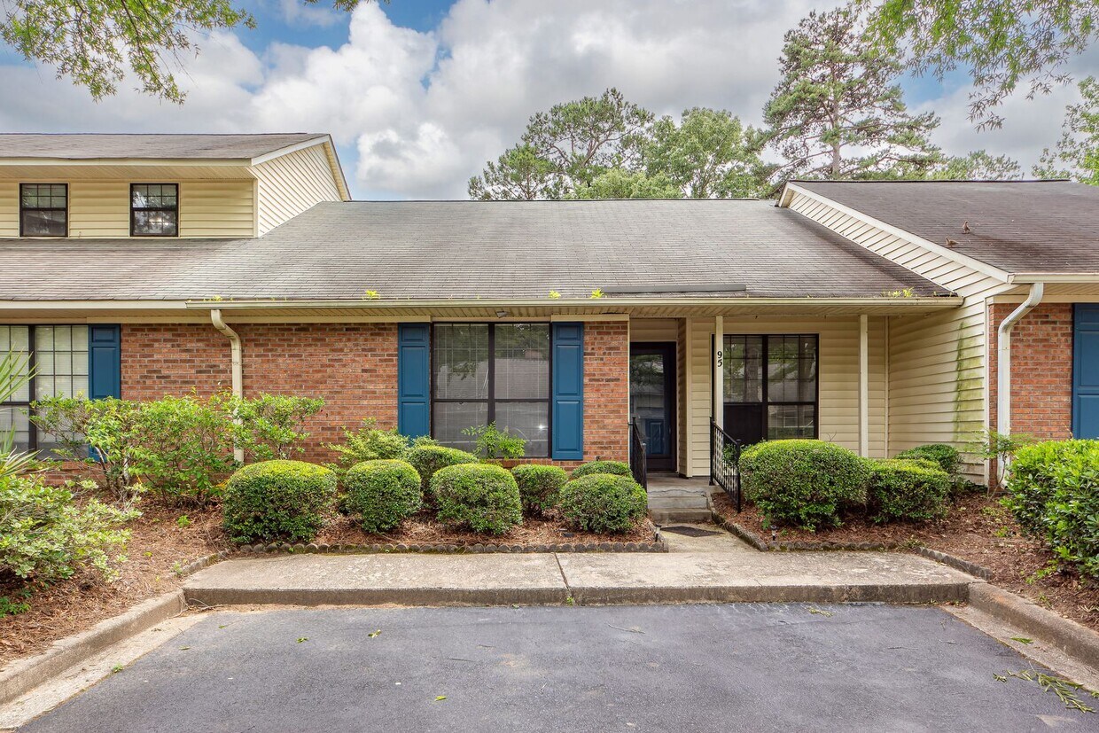 Foto principal - 2 Bedroom 2 Bath Townhouse in Crowfield Pl...