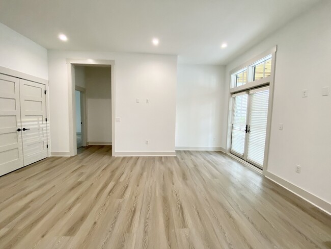 Building Photo - First Floor Old Town Bluffton Apartment!