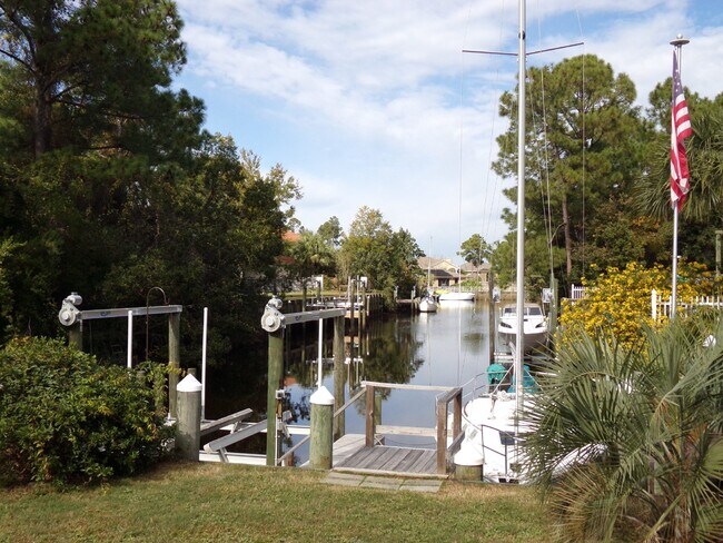 Foto del edificio - Live the Gulf Breeze Waterfront Life – Dock, Canal Access & Boat Lift!