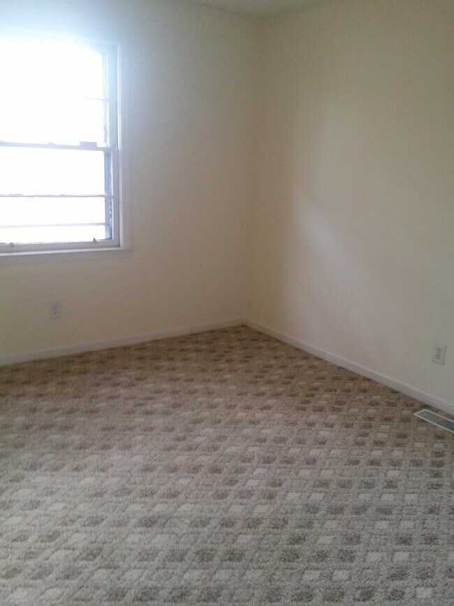 Building Photo - 228 Savannah Dr