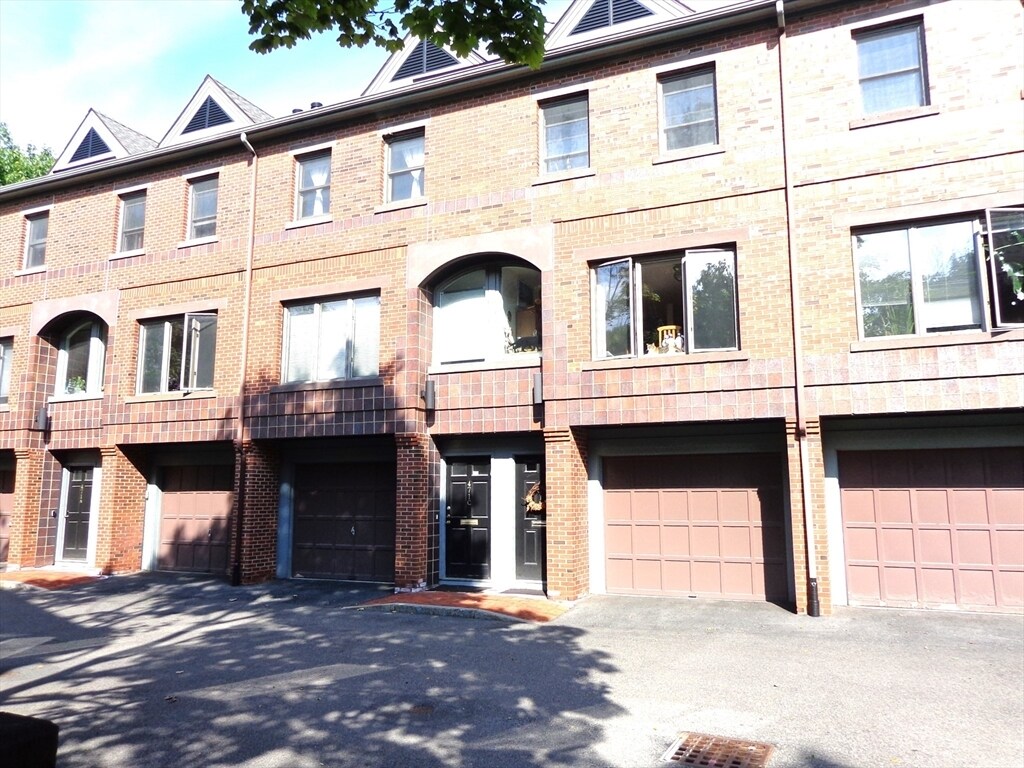 Primary Photo - 471 Arsenal St