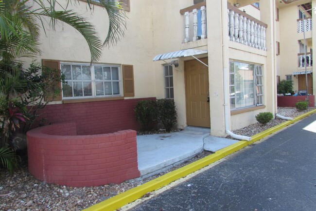 Building Photo - 2 Bed 2 Bath Condo in the Heart of Fort My...