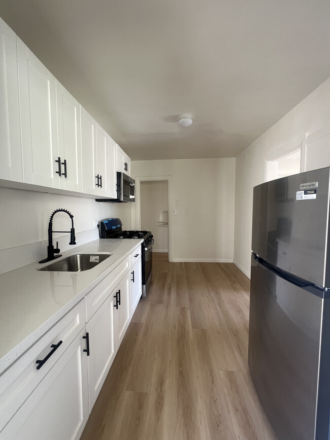 Building Photo - 2608 W 70th St