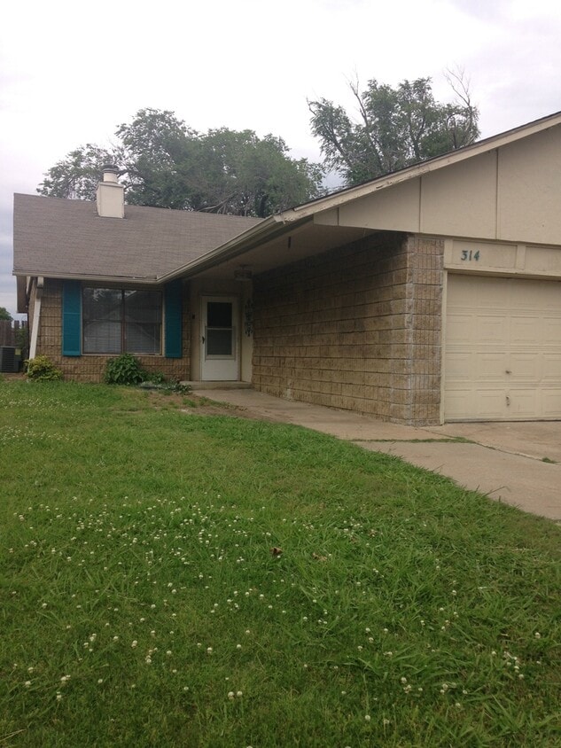 Primary Photo - 3 bedroom 2 bath Duplex