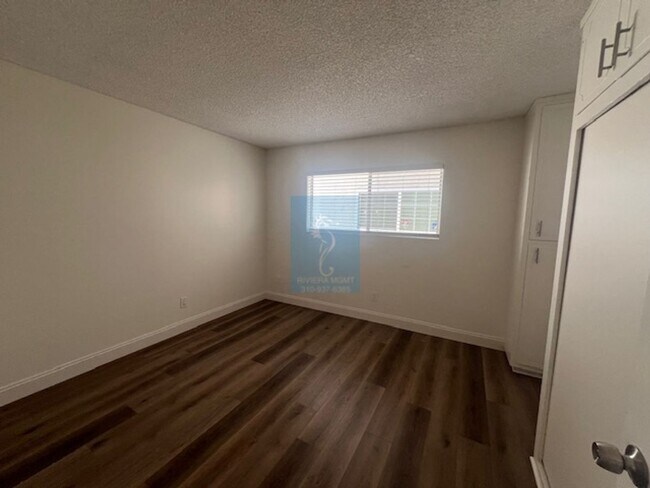 Building Photo - 206
