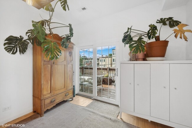Foto del edificio - 2442 N Linden Pl