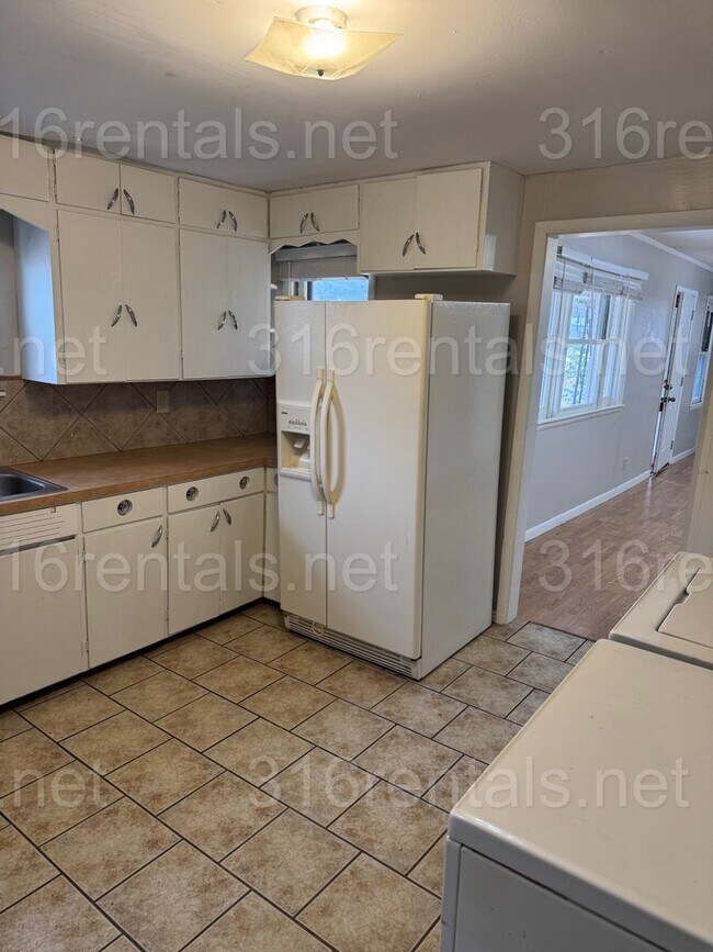 Foto del edificio - 3 Bedroom 1 bath house available now