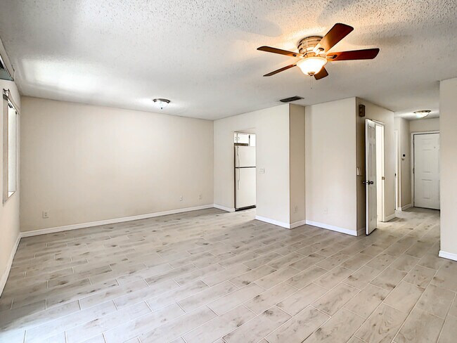 Foto del edificio - 11865 Mintwood Ct
