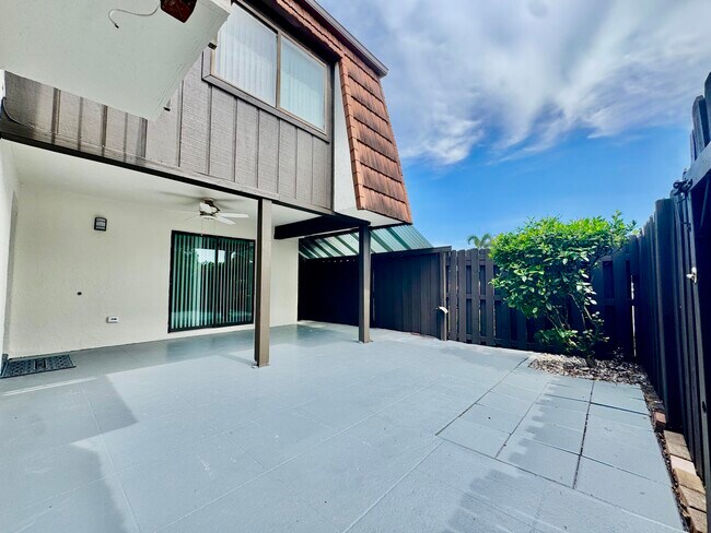 Foto del edificio - 6330 Red Pine Ln
