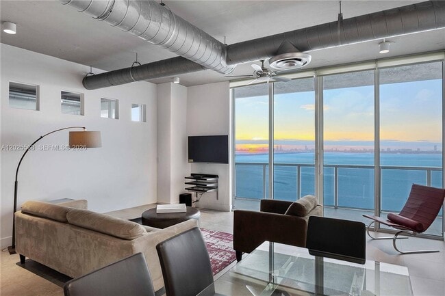 Foto del edificio - 700 NE 25th St