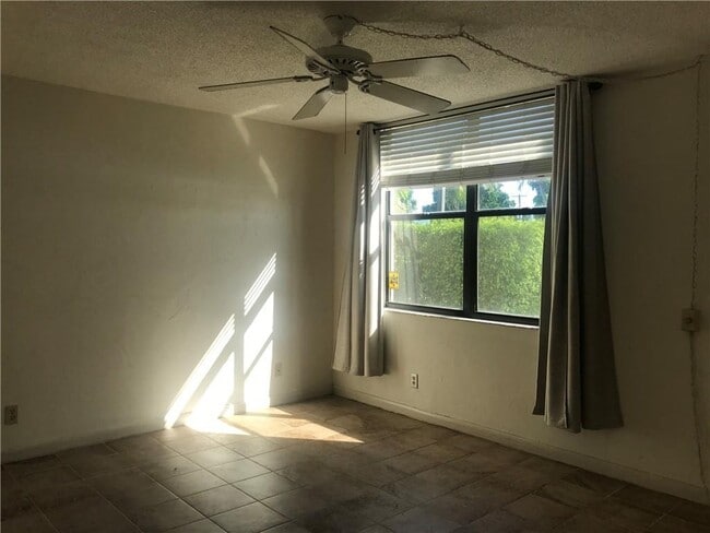 Building Photo - 111 Lake Emerald Dr