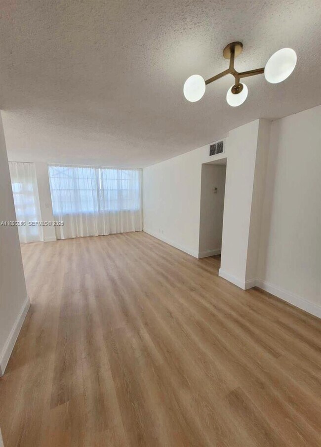 Foto del edificio - 2025 NE 164th St