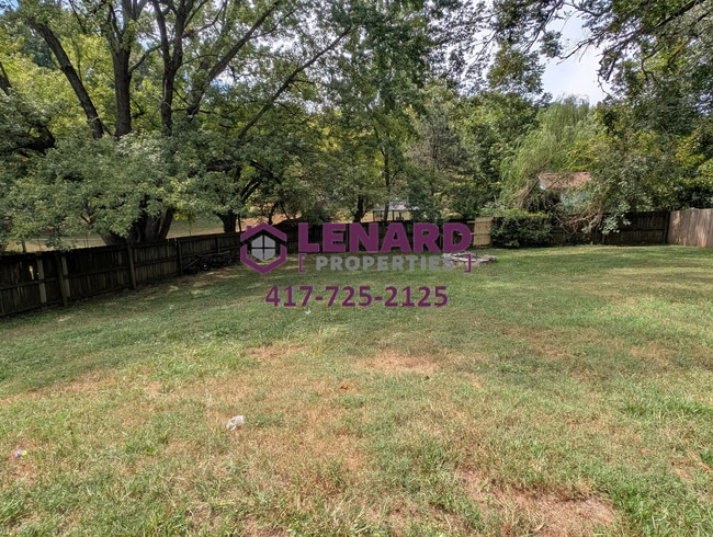 Building Photo - Large 4 Bedroom Home