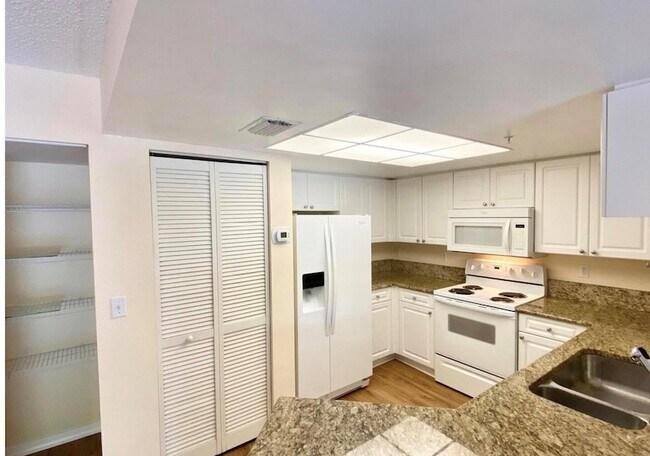 Foto del edificio - 800 Crestwood Blvd S
