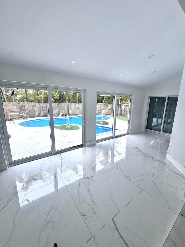 Foto del edificio - 14618 Temple Blvd