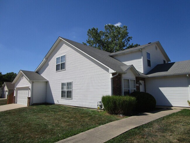 Foto del edificio - 5013-5015 Carrieridge Dr.