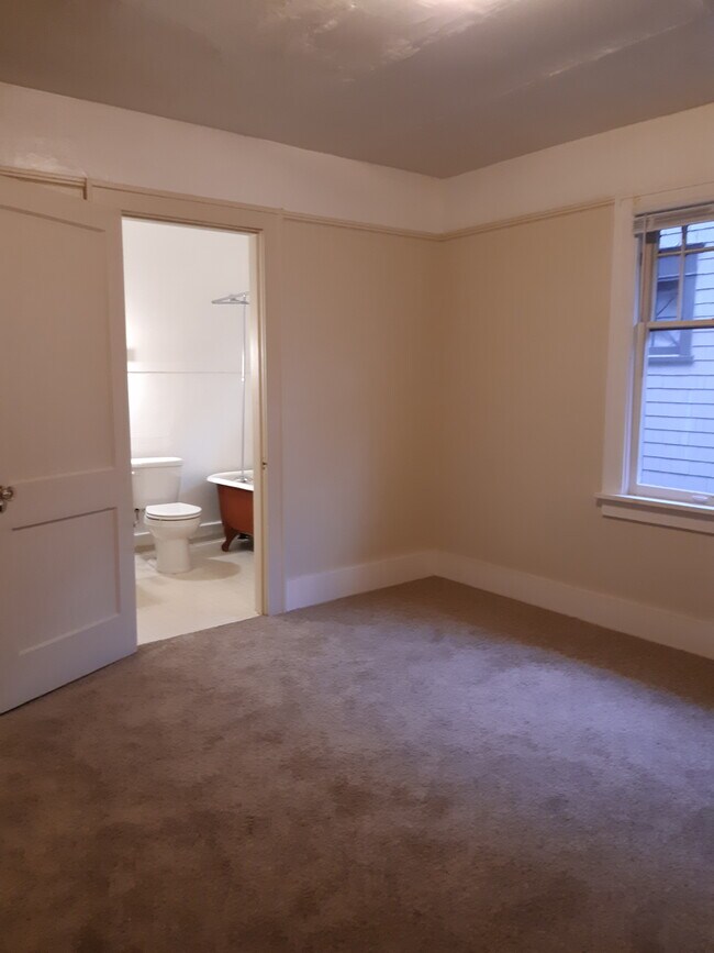 Bedroom/Bathroom - 208 N Tacoma Ave