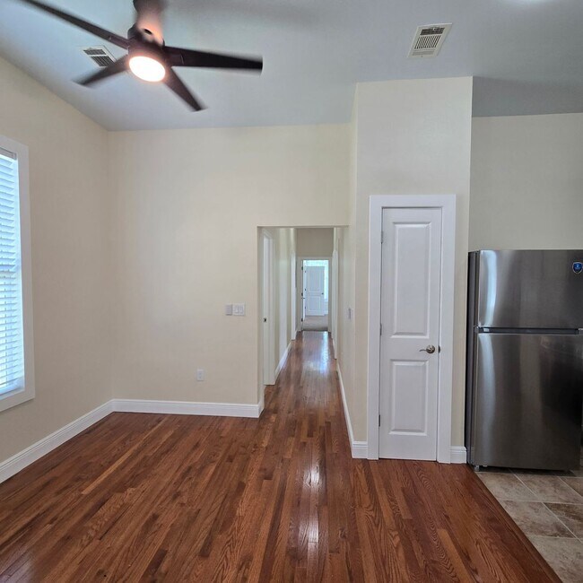 Foto del edificio - 1818 B Elvin - Move in Ready!!