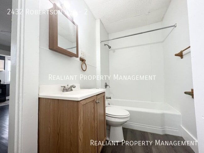 Foto del edificio - 2432 Robertson Ave