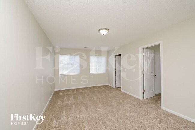 Foto del edificio - 5709 Hidden Lake Dr