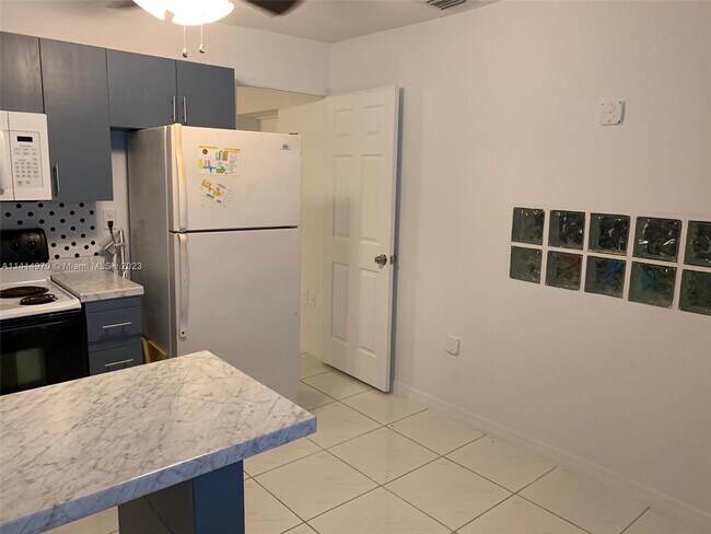 Building Photo - 6550 SW 56th St