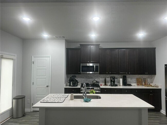 Foto del edificio - 144 Briarwood Dr E