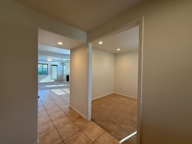 Building Photo - 3 bedroom single story in Manteca!