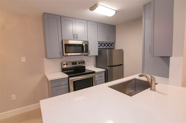 Building Photo - 2201 Fountain View Dr