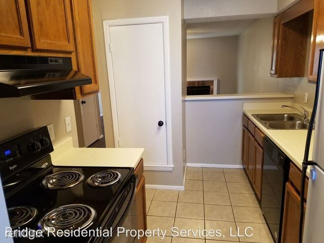 Building Photo - 2 br, 1.5 bath Townhome - 5919 Shadydell Dr