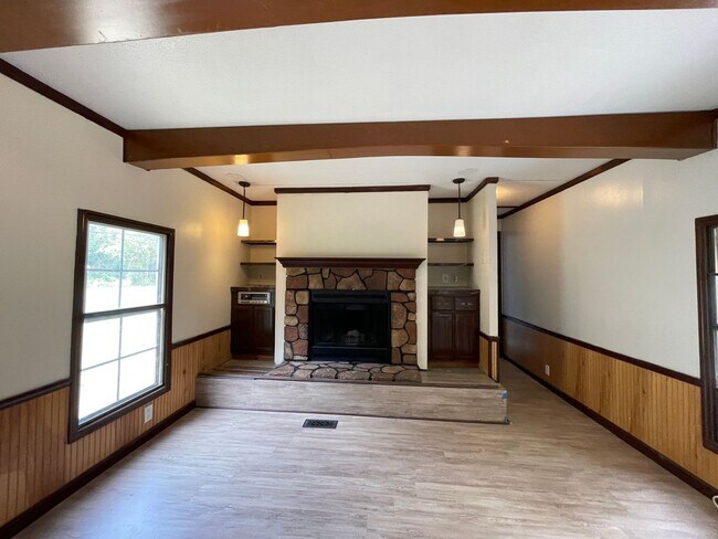 Building Photo - Updated 2 bedroom 2 bath Home in Laurel La...