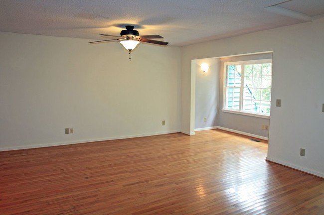 Building Photo - 2 Bedroom Riverfront Townhouse in Ellijay