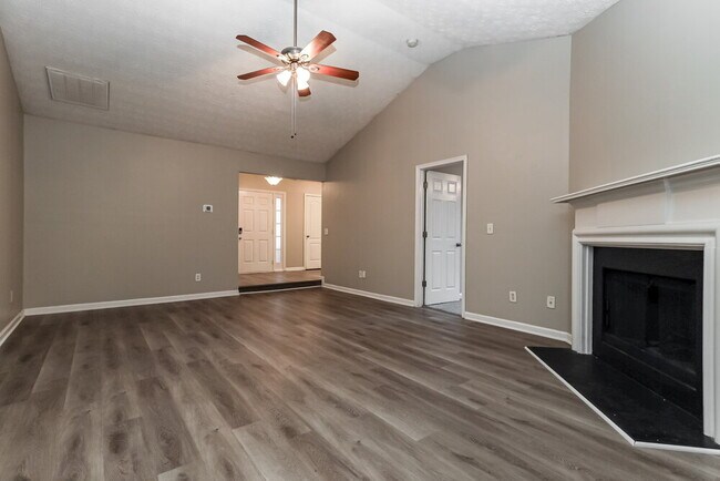 Foto del edificio - 5275 Yellow Pine Dr