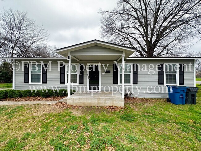 Building Photo - 111 Oaklawn Dr