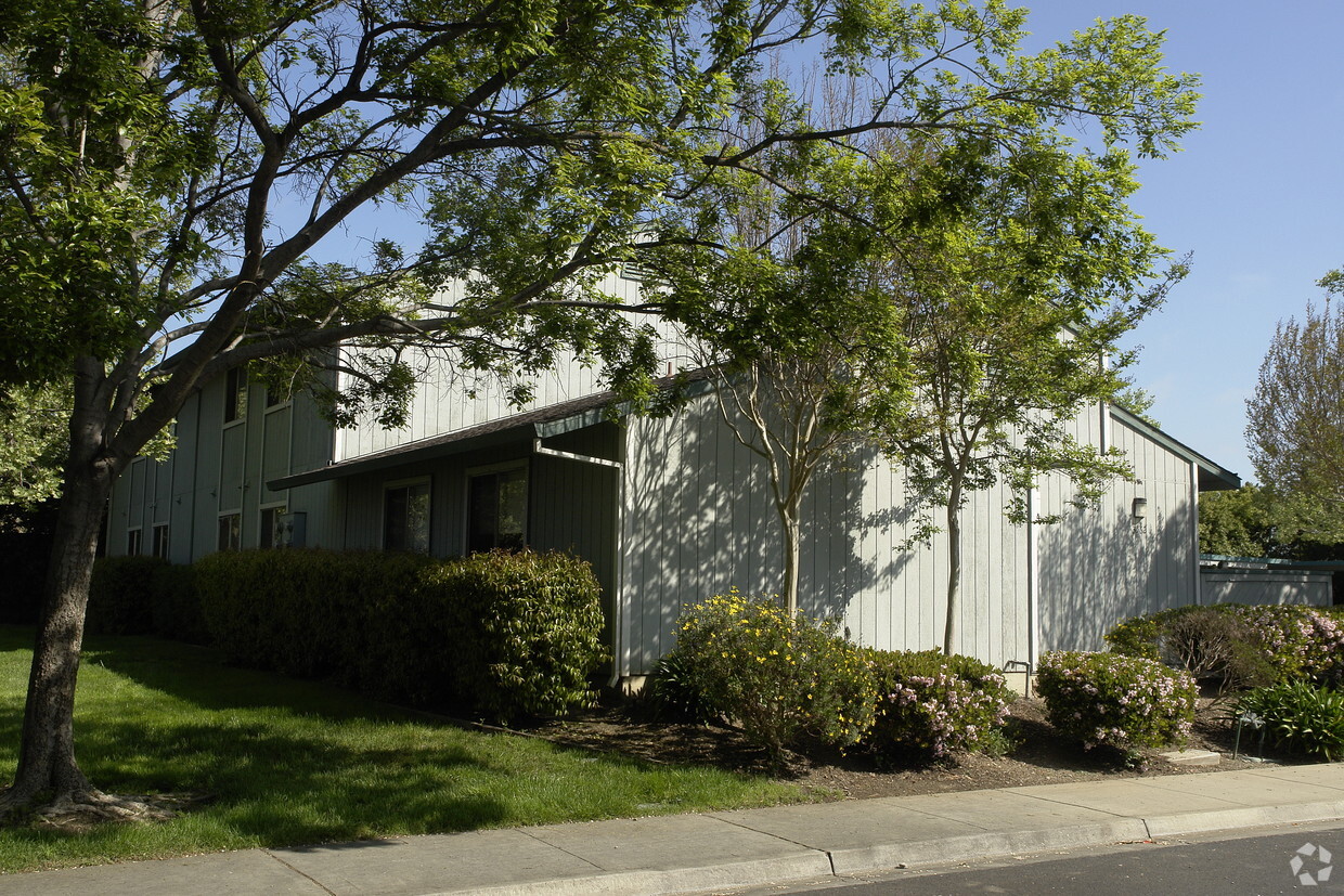 Building Photo - 3562 Silver Oaks Way
