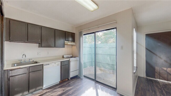 Foto del edificio - 725 Peppertree Dr