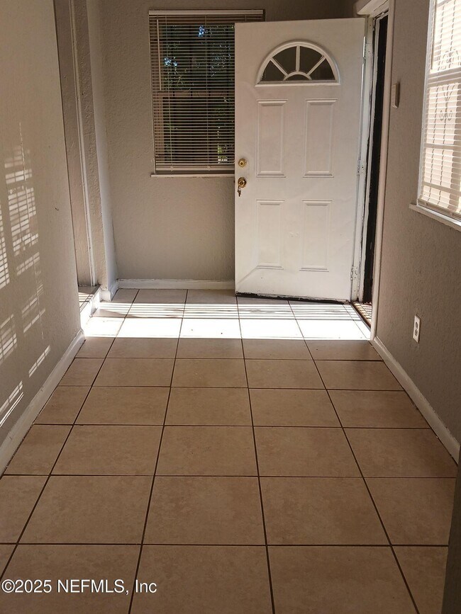 Foto del edificio - 5718 Hollyhock Rd