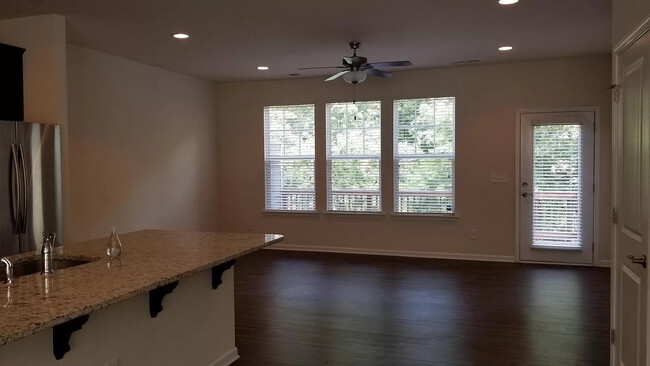 Foto del edificio - Room in Townhome on Sharonbrook Dr