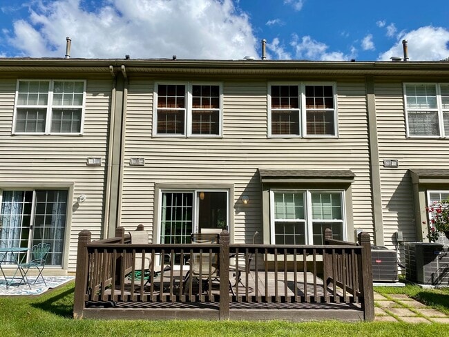 Building Photo - Charming 3-Bedroom Townhome in Southampton...